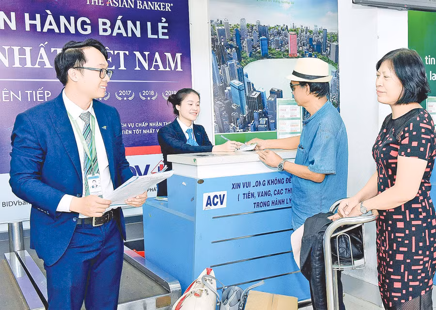  Hành khách làm thủ tục trước giờ bay tại Cảng Hàng không Pleiku. Ảnh: Đức thụy