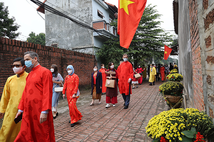  Các Đại sứ, nhân viên cơ quan đại sứ quán tại Việt Nam làng cổ Đường Lâm, nơi có những hình ảnh đậm chất làng quê Bắc Bộ.