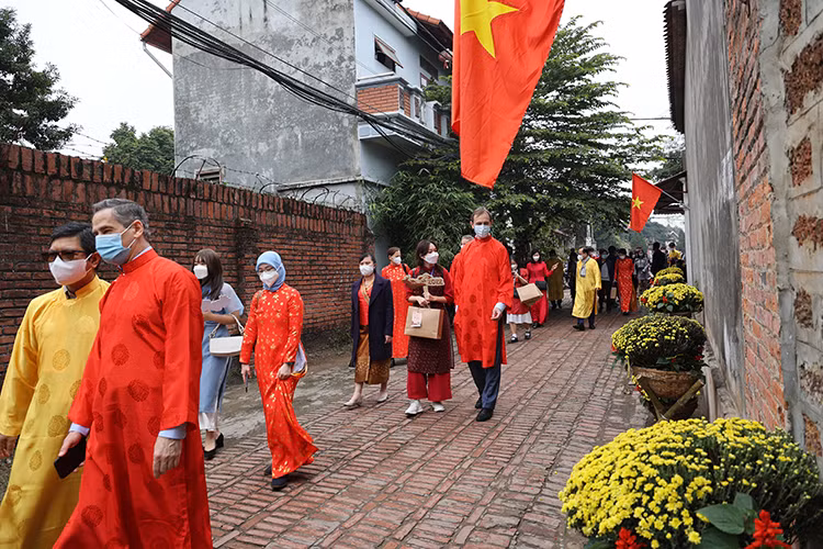 Các Đại sứ, nhân viên cơ quan đại sứ quán tại Việt Nam làng cổ Đường Lâm, nơi có những hình ảnh đậm chất làng quê Bắc Bộ.