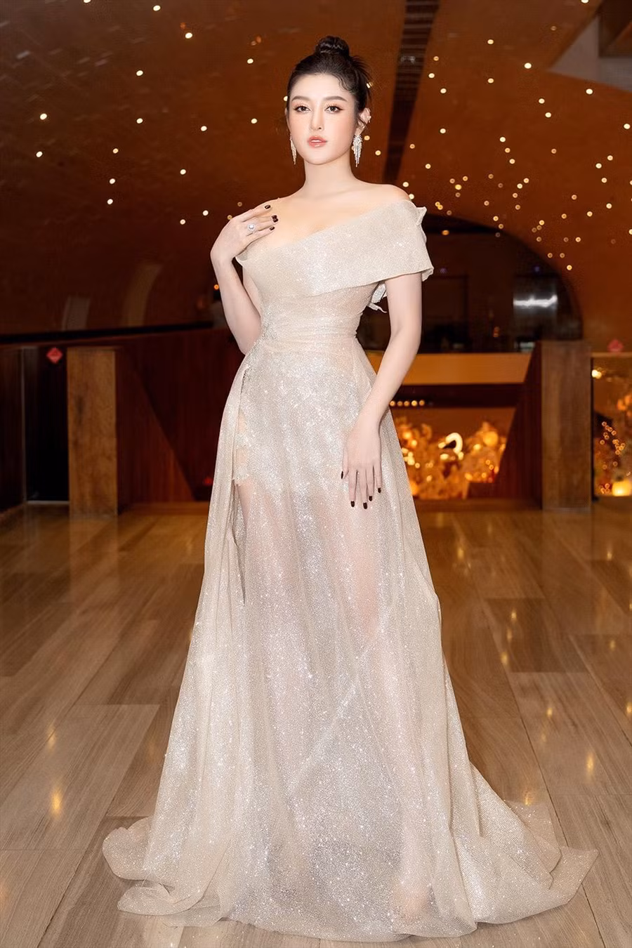 Vừa qua, á hậu Huyền My bay vào TPHCM để đảm nhận vai trò MC tại một sự kiện.