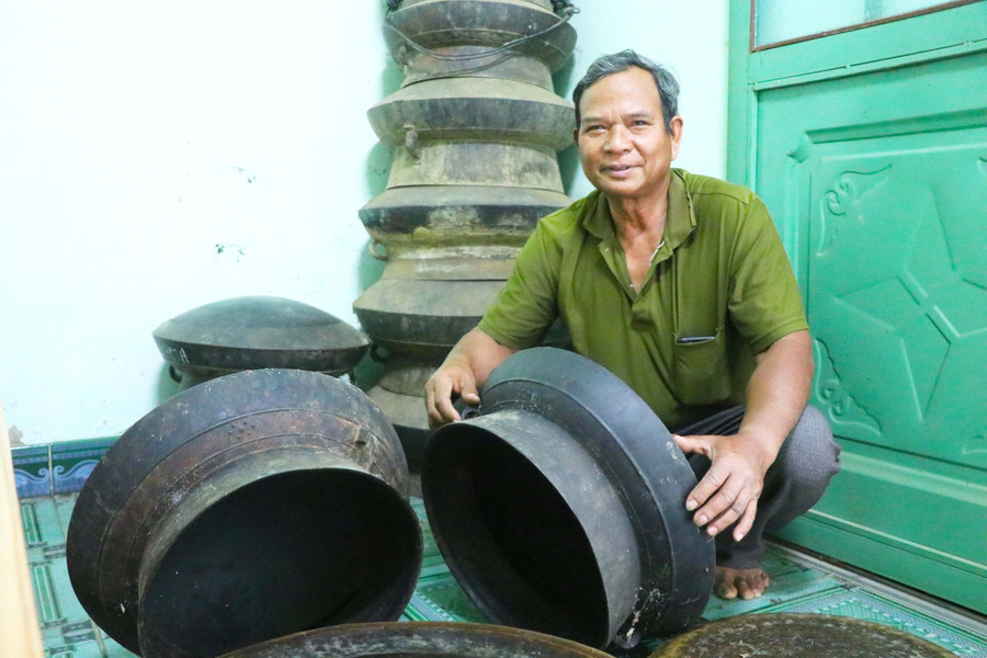 Nồi đồng gắn bó mật thiết trong đời sống của người Bahnar ở huyện Kông Chro. Ảnh: Ngọc Minh