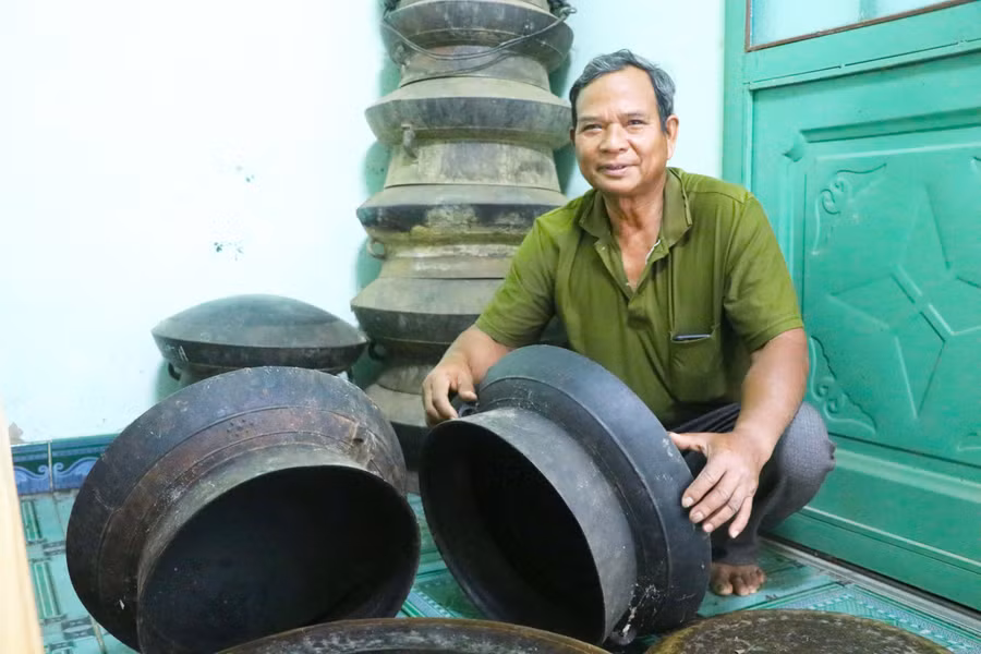 Nồi đồng gắn bó mật thiết trong đời sống của người Bahnar ở huyện Kông Chro. Ảnh: Ngọc Minh