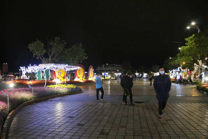 Ghi nhận lúc 20 giờ đêm giao thừa, khu vực đường hoa xuân Nhâm Dần 2022 Đà Nẵng khá vắng khách tham quan