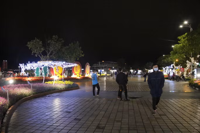 Ghi nhận lúc 20 giờ đêm giao thừa, khu vực đường hoa xuân Nhâm Dần 2022 Đà Nẵng khá vắng khách tham quan
