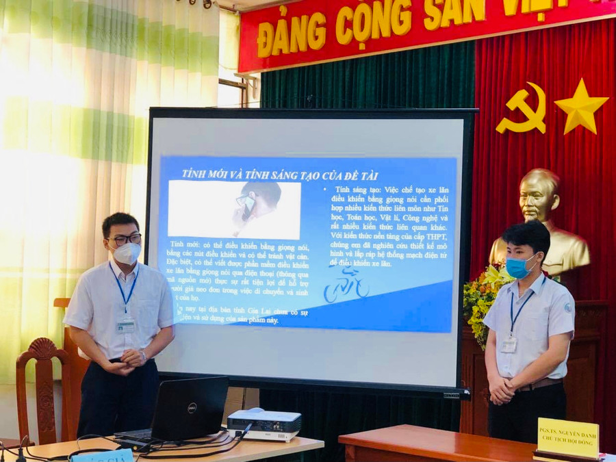 Em Tạ Quang Huy (bìa phải, lớp 12D1, Trường THPT Pleiku) tham gia cuộc thi Sáng tạo thanh thiếu niên, nhi đồng tỉnh lần thứ 9 (năm 2021). Ảnh: Phan Lài