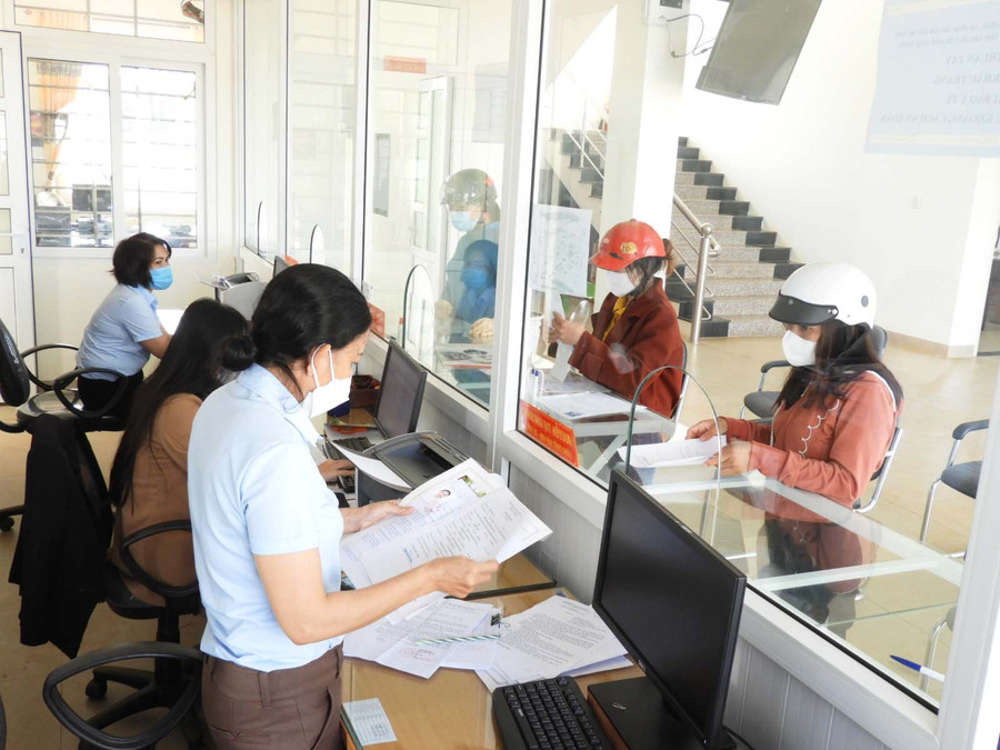Công chức Thị trấn Chư Ty huyện Đức Cơ giải quyết thủ tục hành chính cho người dân