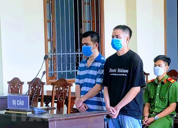 Bị cáo Nguyễn Thành Trung (trái) và Võ Việt Hùng tại phiên tòa. (Ảnh: TTXVN phát)