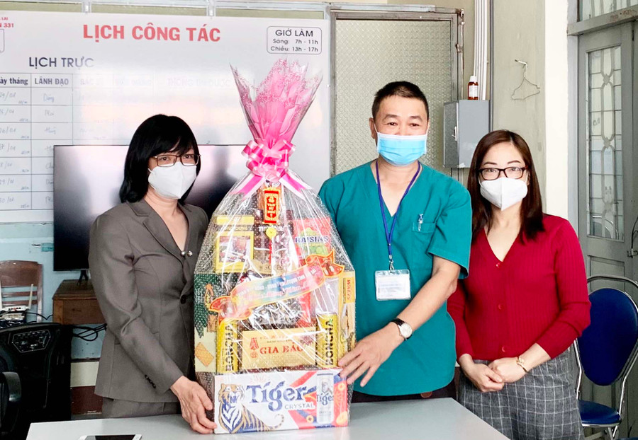 Phó Chủ tịch UBND tỉnh Nguyễn Thị Thanh Lịch (bìa trái) thăm tặng quà cán bộ, nhân viên y tế tại Bệnh viện 331 nhân dịp Tết Nguyên đán Nhâm Dần 2022. Ảnh: Như Nguyện