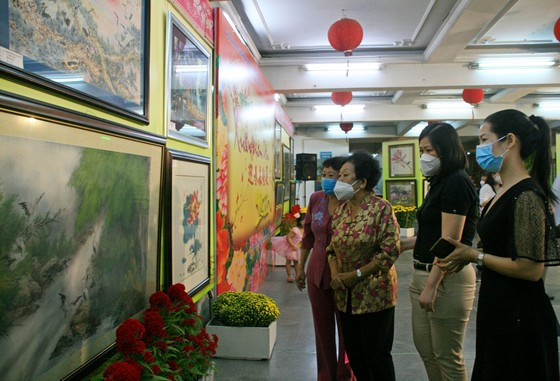 Khách tham quan thưởng thức tranh tại Triển lãm mỹ thuật mừng xuân mới