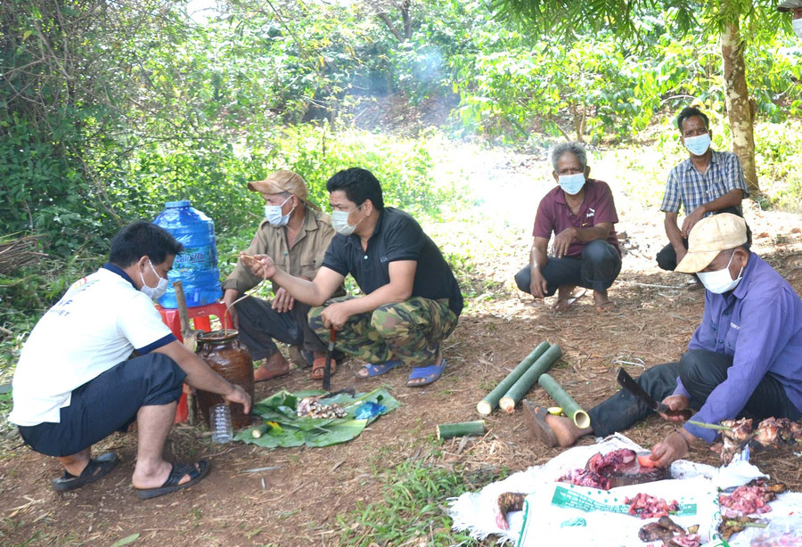 Dân làng Ghè chung vui dịp cúng giọt nước. Ảnh: Hoàng Cư