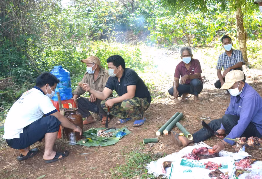 Dân làng Ghè chung vui dịp cúng giọt nước. Ảnh: Hoàng Cư