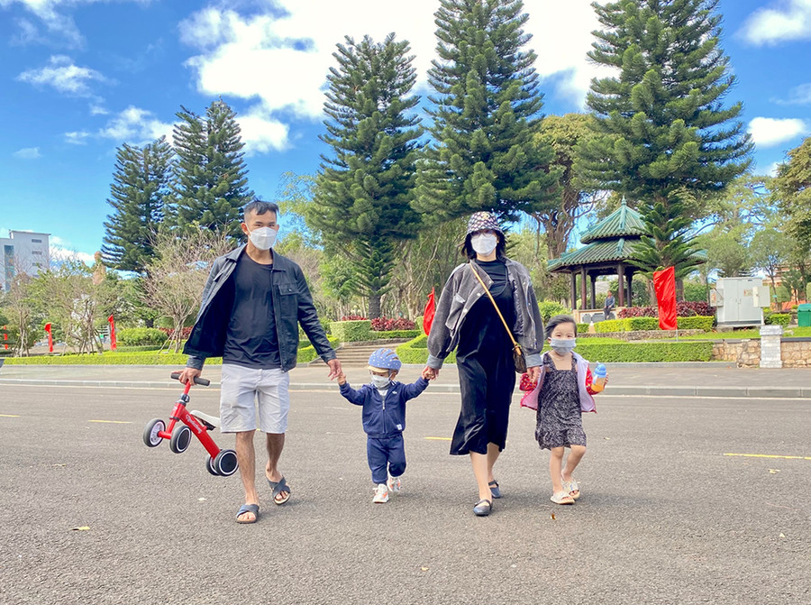 Năm nay, gia đình anh Phan Xuân Tiến (tổ 7, phường Trà Bá) lựa chọn Quảng trường Đại Đoàn Kết để vui chơi trong ngày Tết Dương lịch. Ảnh: Mộc Trà Thay vì đi du lịch xa nhà, năm nay, gia đình Phan Xuân Tiến (tổ 7, phường Trà Bá) lựa chọn Quảng trường Đại Đoàn Kết để vui chơi trong ngày Tết Dương lịch. Ảnh: Mộc Trà