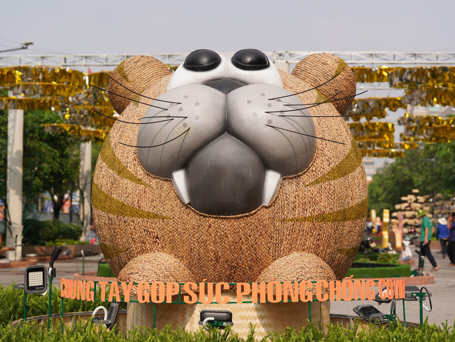 Đường hoa năm nay có chủ đề “Xuân quê hương, ấm tình nhân ái”. Ảnh: Độc Lập