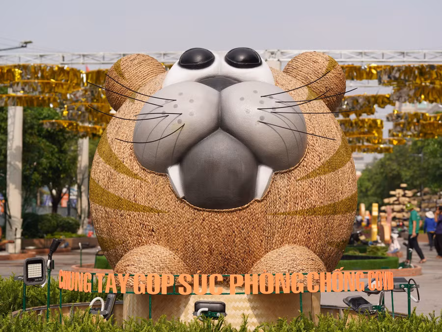 Đường hoa năm nay có chủ đề “Xuân quê hương, ấm tình nhân ái”. Ảnh: Độc Lập