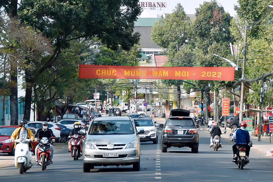 1 Các tuyến đường chính của Pleiku được trang trí cờ hoa, băng rôn, khẩu hiệu chào năm mới khá trang hoàn. Ảnh: Đức Thụy