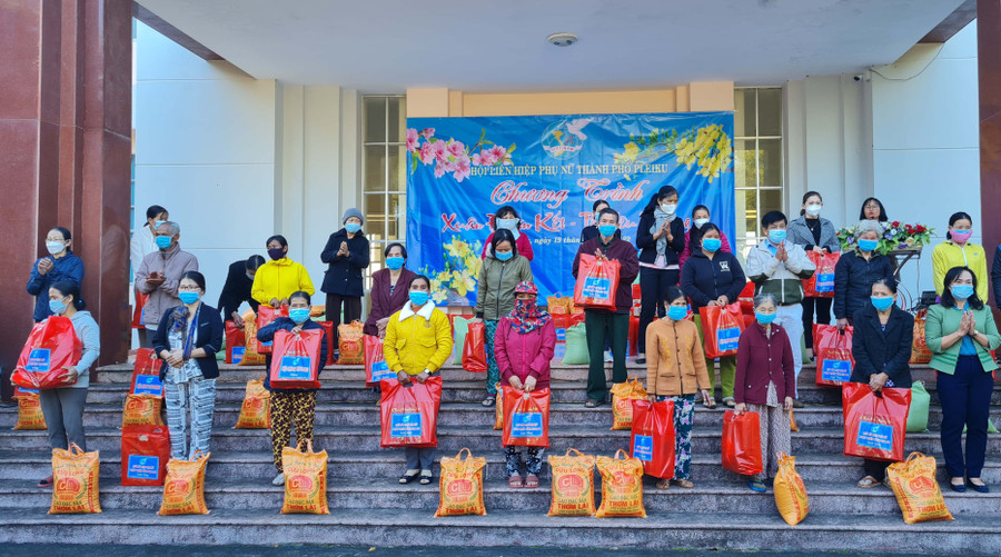 Lãnh đạo Hội Liên hiệp phụ nữ Tỉnh Trao quà cho hội viên hội viên phụ nữ nghèo. Ảnh: Bá Bính