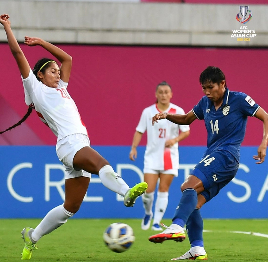  Thái Lan (phải) thua sốc trước Philippines nhưng dự báo sẽ lấy vé vào tứ kết ở bảng B. Ảnh: AFC