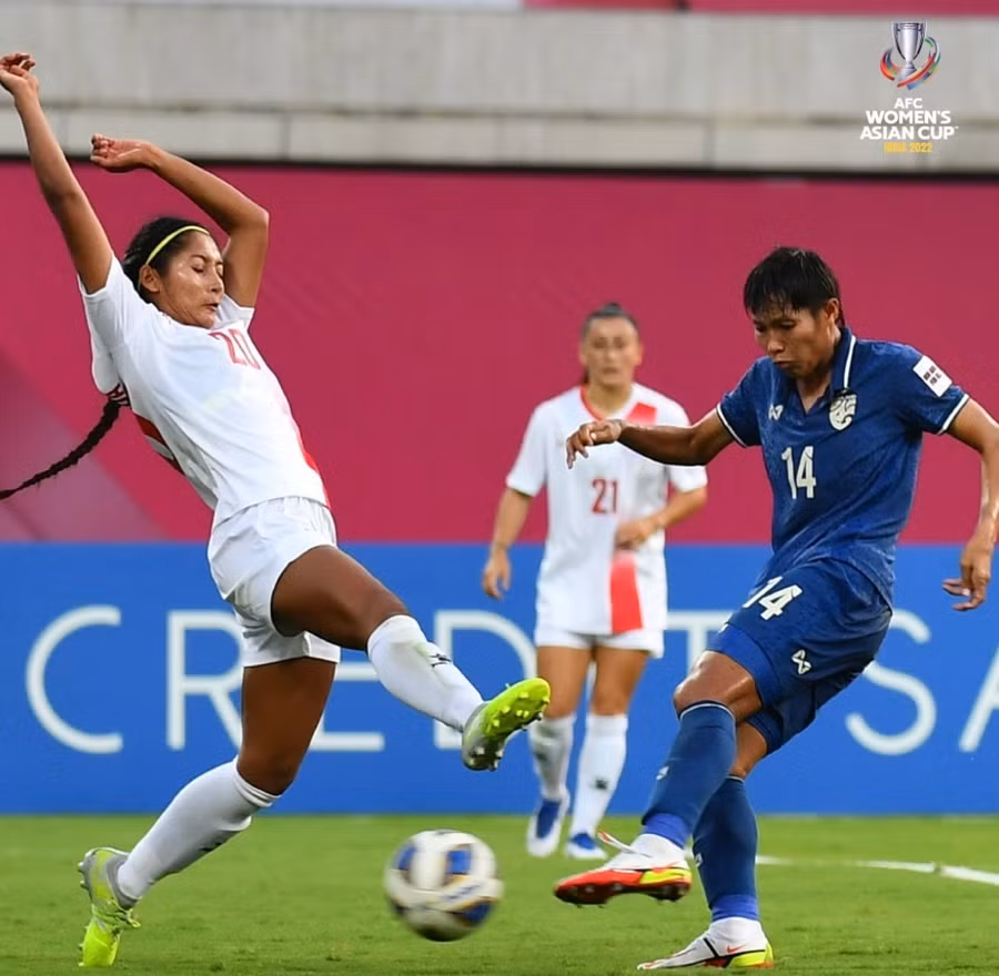  Thái Lan (phải) thua sốc trước Philippines nhưng dự báo sẽ lấy vé vào tứ kết ở bảng B. Ảnh: AFC