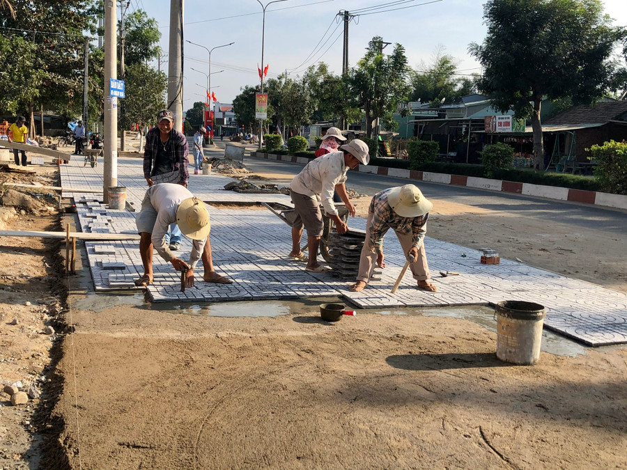 Các đơn vị thi công đẩy nhanh tiến độ lát vỉa hè để hoàn thành trước Tết Nguyên đán. Ảnh: Gia Hưng