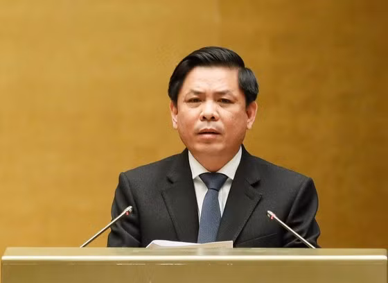 Bộ trưởng Bộ GTVT Nguyễn Văn Thể trình bày tờ trình. Ảnh: Quang Phúc