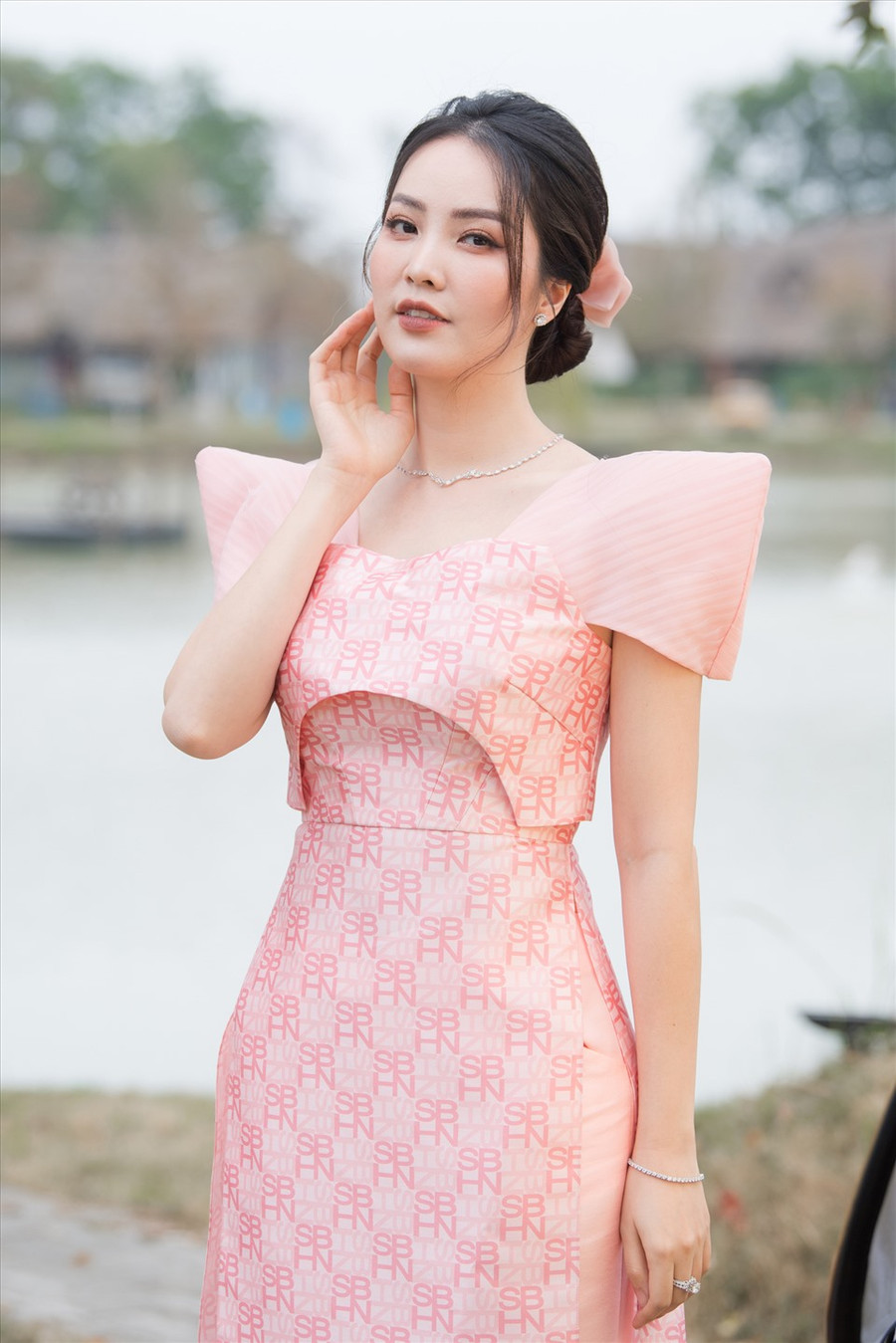 Khi dẫn các bản tin chính luận, Thụy Vân thường lựa chọn những trang phục an toàn còn khi dẫn chương trình giải trí người đẹp đã “lột xác” với những bộ đầm tôn dáng, khoe được eo thon và đôi chân dài miên man. Ảnh: NVCC.