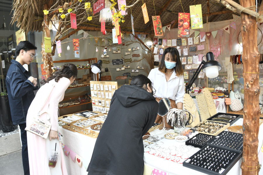 Gian hàng của Thảo thu hút khách từ sáng... Ảnh: Nữ Vương Gian hàng của Thảo thu hút khách từ sáng... Ảnh: Nữ Vương