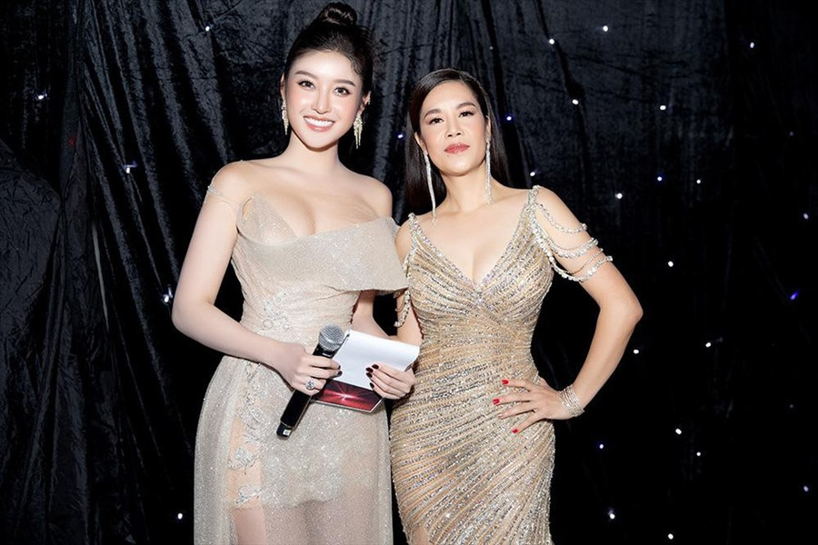 Tại sự kiện, Huyền My hội ngộ dàn sao đình đám như ca sĩ Thu Phương.
