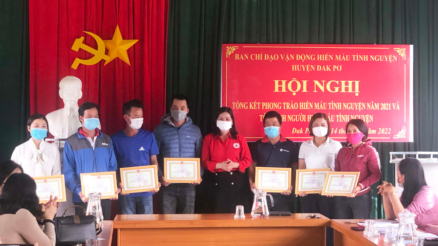 Quang cảnh trao giấy khen tại hội nghị. Ảnh: Lan Anh