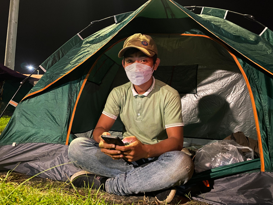Anh Thông ngồi trong lều tránh sương lạnh lúc rạng sáng 28 tháng Chạp. Ảnh: Huy Đạt Anh Thông ngồi trong lều tránh sương lạnh lúc rạng sáng 28 tháng Chạp. Ảnh: Huy Đạt