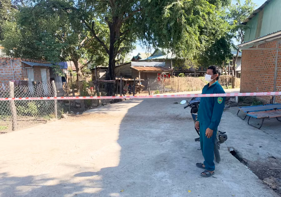 Khu vực buôn Hoang 1 (xã Ia Sao, thị xã Ayun Pa) thực hiện phong tỏa tạm thời để thực hiện các biện pháp phòng-chống dịch. Ảnh: Vũ Chi