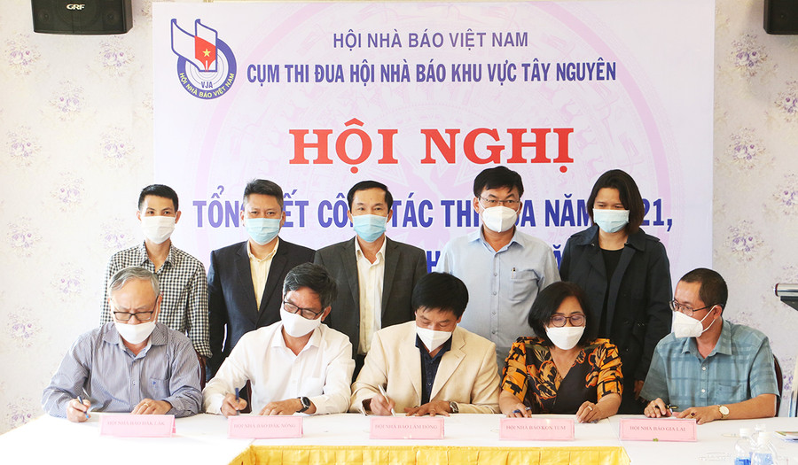 Thường trực Hội Nhà báo khu vực Tây Nguyên ký kết giao ước thi đua năm 2022. Ảnh: Quang Tấn Thường trực Hội Nhà báo các tỉnh Tây Nguyên ký kết giao ước thi đua năm 2022. Ảnh: Quang Tấn