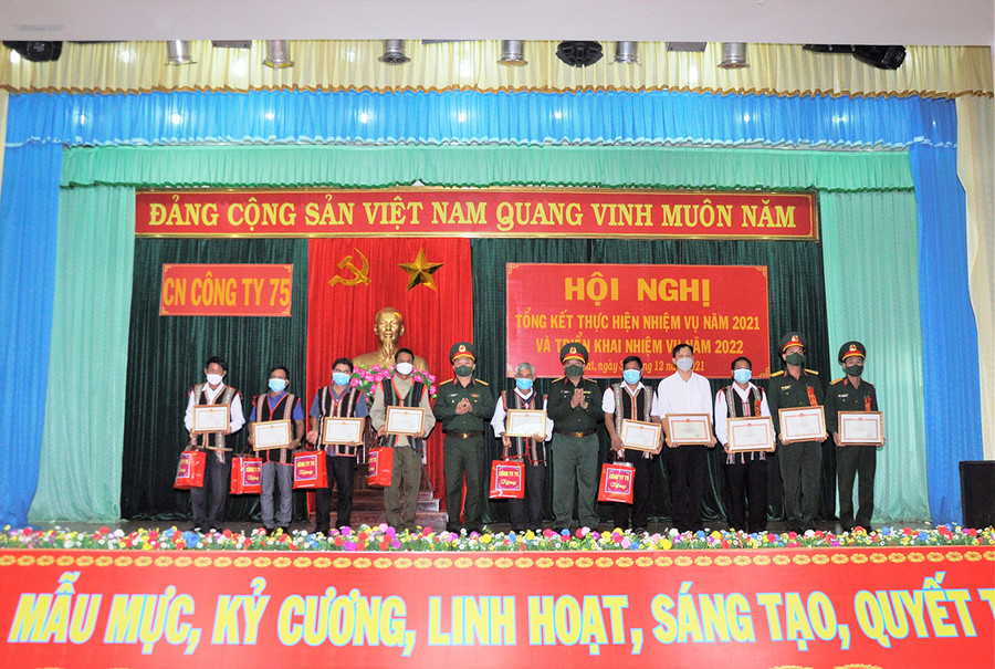  Tư lệnh Binh đoàn 15 và giám đốc Chi nhánh Công ty 75 trao thưởng cho các cán bộ thực hiện tốt công tác dân vận và tặng các cán bộ, thôn, làng. Ảnh: Vĩnh Hoàng