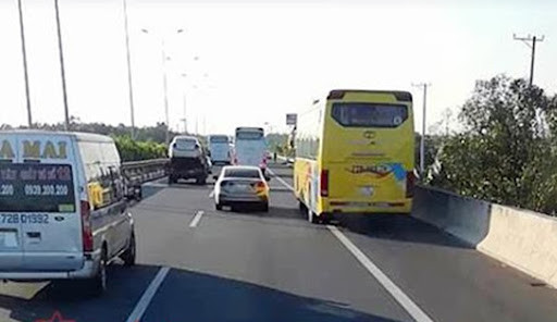 Phạt tiền từ 10-12 triệu đồng đối với người điều khiển xe thực hiện hành vi đón, trả khách trên đường cao tốc.