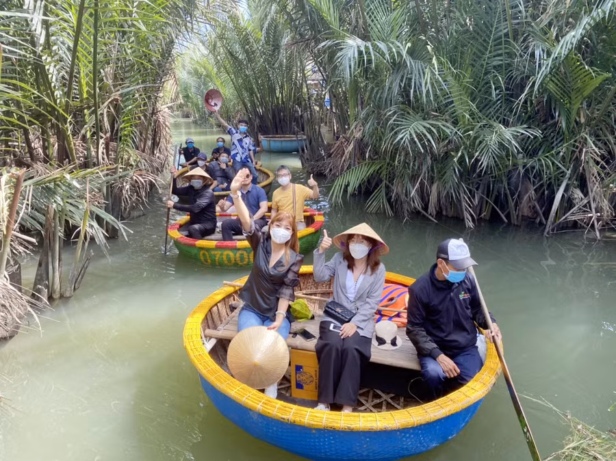 Sôi động rừng dừa Bảy Mẫu ngày cuối tuần. Ảnh: Q.T