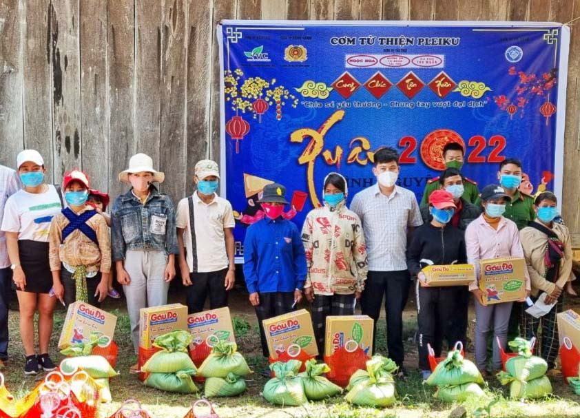 Tặng quà Tết cho các hộ nghèo, đồng bào dân tộc thiểu số khó khăn xã Đak Sông, huyện Kông Chro. Ảnh: Hồng Ngọc