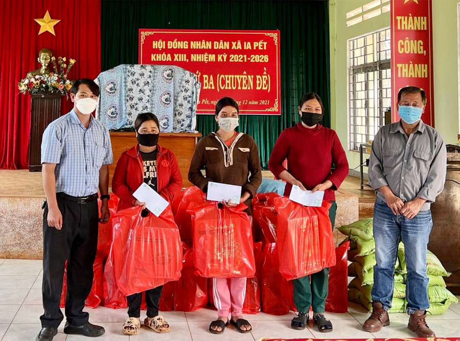  Tặng quà cho 3 hộ gia đình có con bị đuối nước ở xã Ia Pết, huyện Đak Đoa. Ảnh: Vũ Thảo