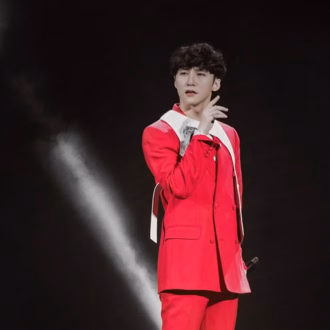 Việc sử dụng phụ kiện rườm rà không giúp thiết kế của anh 