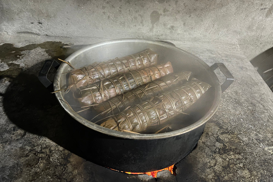 Nồi bánh tét đêm giao thừa của ba đã đỏ lửa. Ảnh: Hoa Nữ