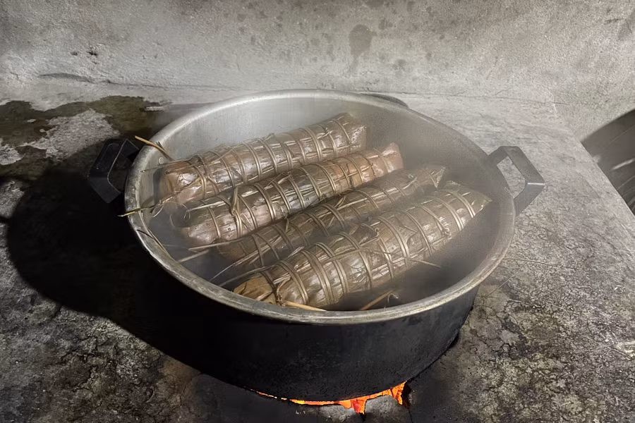 Nồi bánh tét đêm giao thừa của ba đã đỏ lửa. Ảnh: Hoa Nữ