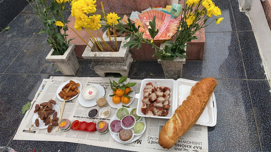 Một mâm cúng tảo mộ phổ biến ở TP.HCM. Ảnh: Bảo Vy