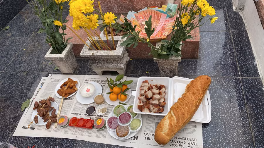Một mâm cúng tảo mộ phổ biến ở TP.HCM. Ảnh: Bảo Vy
