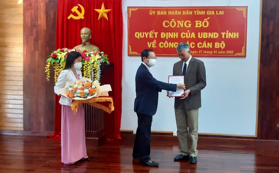 Phó Chủ tịch Thường trực UBND tỉnh Đỗ Tiến Đông trao Quyết định bổ nhiệm cho ông Trần Đình Sơn. Ảnh Lê Hòa Phó Chủ tịch Thường trực UBND tỉnh Đỗ Tiến Đông trao Quyết định bổ nhiệm cho ông Trần Đình Sơn-Chánh Văn phòng Sở Giao thông-Vận tải giữ chức Phó Giám đốc Sở Giao thông-Vận tải. Ảnh Lê Hòa