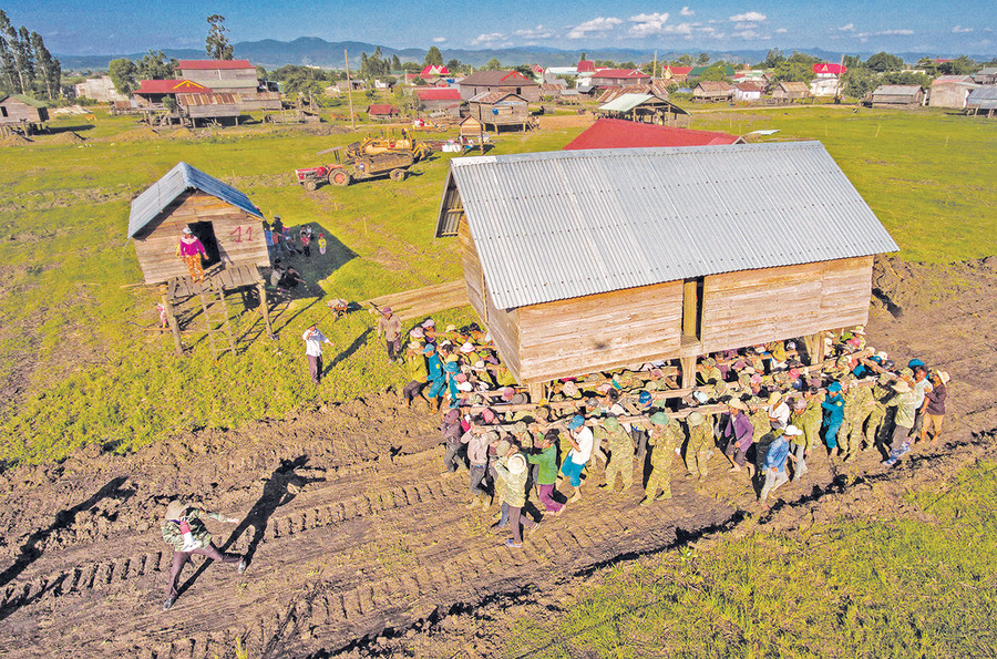 Lực lượng vũ trang giúp người dân làng Hek (xã Chư A Thai, huyện Phú Thiện) di dời nhà ở. Ảnh: Phan Nguyên Lực lượng vũ trang giúp người dân làng Hek (xã Chư A Thai, huyện Phú Thiện) di dời nhà ở. Ảnh: Phan Nguyên