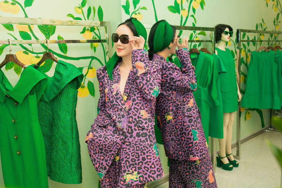 "Người đẹp không tuổi" Giáng My đã đồng hành cùng hai nhà thiết kế qua nhiều show diễn. Tuy nhiên mỗi lần xuất hiện, cô lại mang đến một hình ảnh mới lạ hơn. Với sự kiện lần này, cô đảm nhận vai trò mở màn, truyền tải sự trẻ trung, lạc quan. Ảnh: BTC