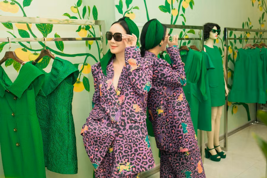 "Người đẹp không tuổi" Giáng My đã đồng hành cùng hai nhà thiết kế qua nhiều show diễn. Tuy nhiên mỗi lần xuất hiện, cô lại mang đến một hình ảnh mới lạ hơn. Với sự kiện lần này, cô đảm nhận vai trò mở màn, truyền tải sự trẻ trung, lạc quan. Ảnh: BTC