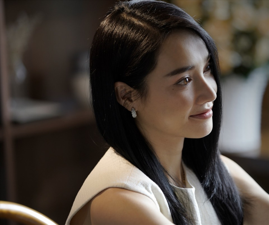 Cô là minh chứng cho mẫu phụ nữ hoàn toàn có thể duy trì sự nghiệp thành công sau khi lập gia đình, cân bằng hoàn hảo giữa đam mê công việc và cuộc sống cá nhân bộn bề. Cô là minh chứng cho mẫu phụ nữ hoàn toàn có thể duy trì sự nghiệp thành công sau khi lập gia đình, cân bằng hoàn hảo giữa đam mê công việc và cuộc sống cá nhân bộn bề.