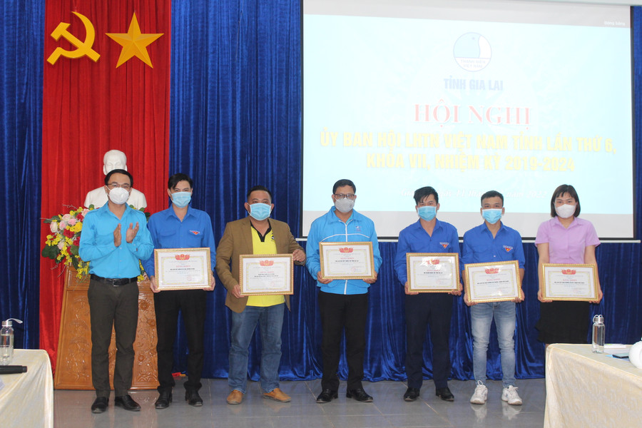 Anh Đỗ Đức Thanh (bìa trái)-Phó Bí thư Tỉnh Đoàn, Phó Chủ tịch Hội LHTN Việt Nam tỉnh tặng bằng khen cho các tập thể có thành tích xuất sắc trong công tác Hội và phong trào thanh niên năm 2021. Ảnh: Phan Lài