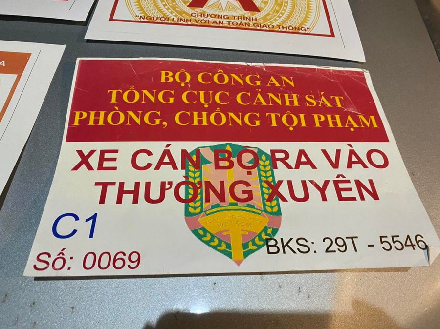 Những phù hiệu này đều đã hết hạn và biển số xe khác. Ảnh: Công an cung cấp