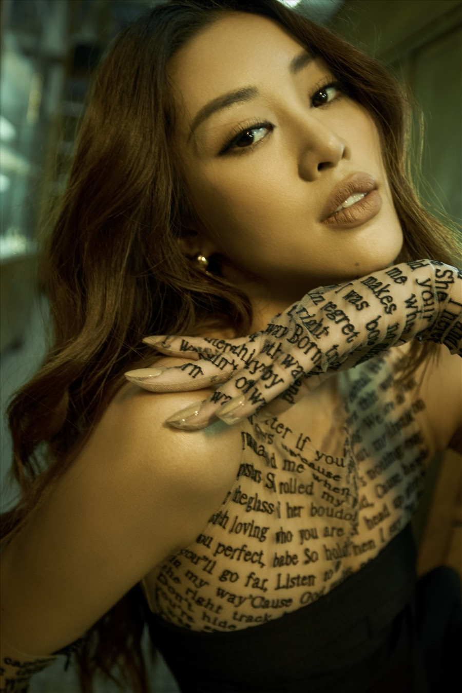 Ở set trang phục thứ ba, Hoa hậu Khánh Vân sử dụng đôi bao tay dài in nhiều chữ lên trên thể hiện sự bứt phá đưa những suy nghĩ, trăn trở trong lòng thoát ra bên ngoài. Khi nắng chiều đã vụt tắt cũng là lúc cô gái phải đưa ra quyết định: hoặc là mãi đứng yên trong ngổn ngang suy nghĩ, hoặc là tự tin bước ra bên ngoài tìm đến những cơ hội mới. Ảnh: Trí Nguyễn. 