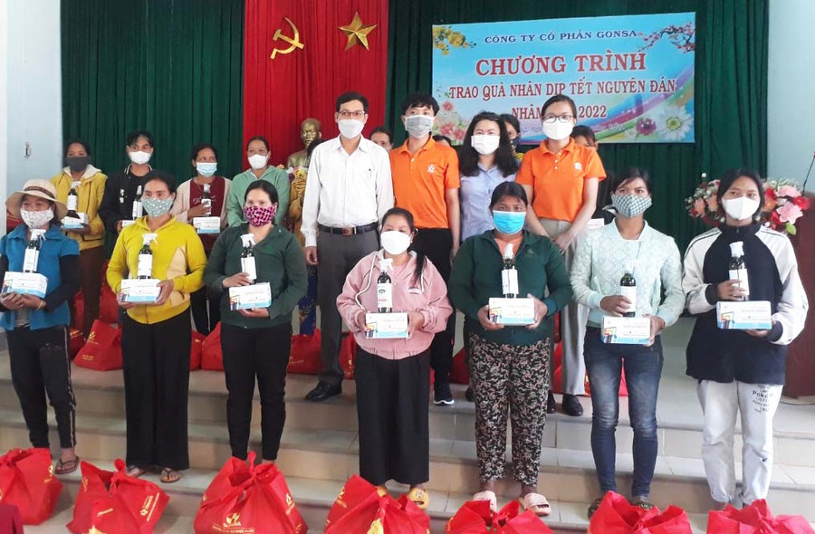 Ủy ban MTTQ Việt Nam huyện Chư Prông vận động doanh nghiệp hỗ trợ tặng quà Tết cho người dân. Ảnh: Nhật Hào Ủy ban MTTQ Việt Nam huyện Chư Prông vận động doanh nghiệp hỗ trợ tặng quà Tết cho người dân. Ảnh: Nhật Hào